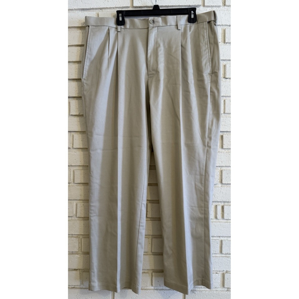 Haggar Men Iron Free Premium Khaki Sand Classic Fit W40 xL29 Expandable Pant